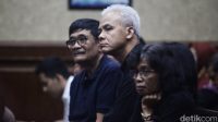 Ganjar-Djarot_Dukung_Hasto_Semangat_Juang_di_Sidang_Sengit
