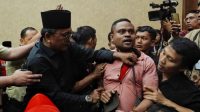 Pria_Misterius_Diusir_Skandal_Sidang_Hasto_Penyusup
