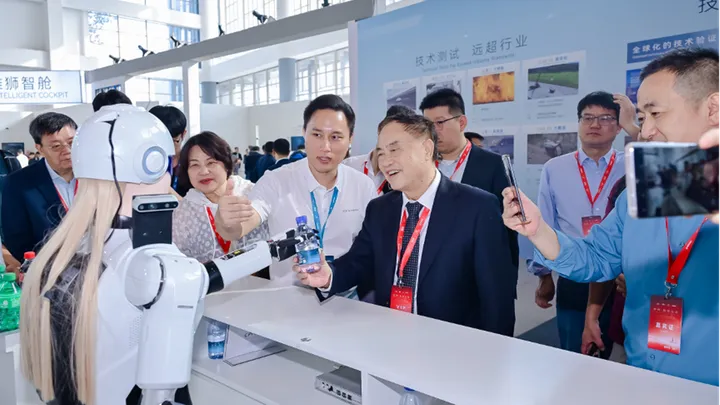 AI Robot AIMOGA Revolusi Layanan Chery 4S Store Malaysia