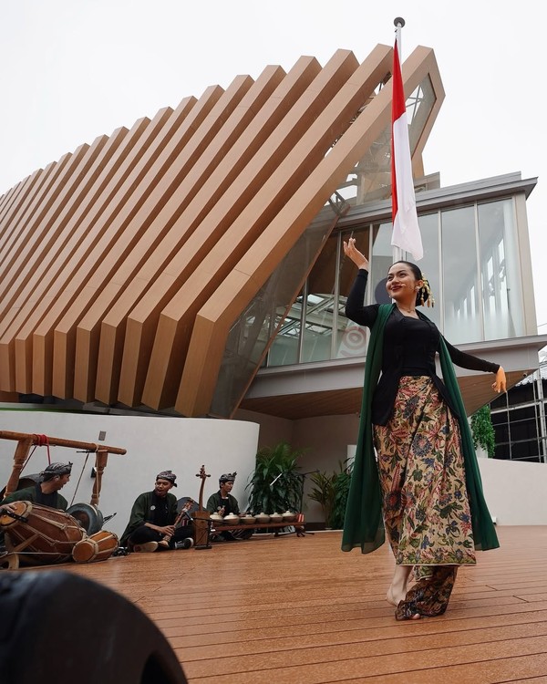 Ariel Tatum Mempesona, Tari Jaipongan di Osaka Jepang