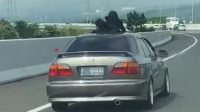 Bahaya! Bocah Muncul dari Sunroof Mobil di Tol