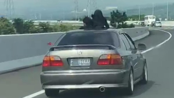Bahaya! Bocah Muncul dari Sunroof Mobil di Tol