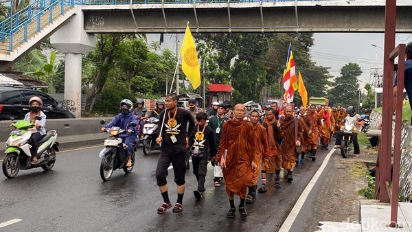 Biksu Thudong: 4 Bulan, Kuku Copot, Perjalanan Inspiratif
