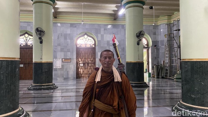 Biksu Thudong Istirahat: Mal & Masjid Jadi Oase Perjalanan Spiritual