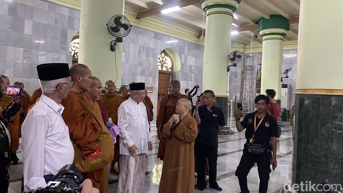 Biksu Thudong Thailand Kunjungi Takmir Masjid Kauman: Kisah Haru