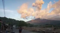 Gunung Lewotobi Meletus: Kolom Abu 800 Meter, Waspada!