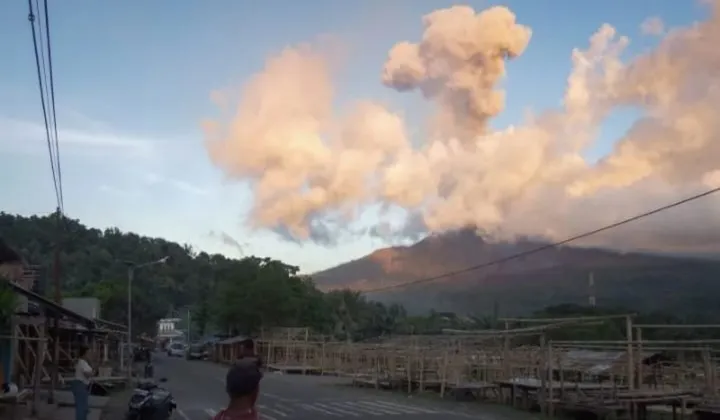 Gunung Lewotobi Meletus: Kolom Abu 800 Meter, Waspada!