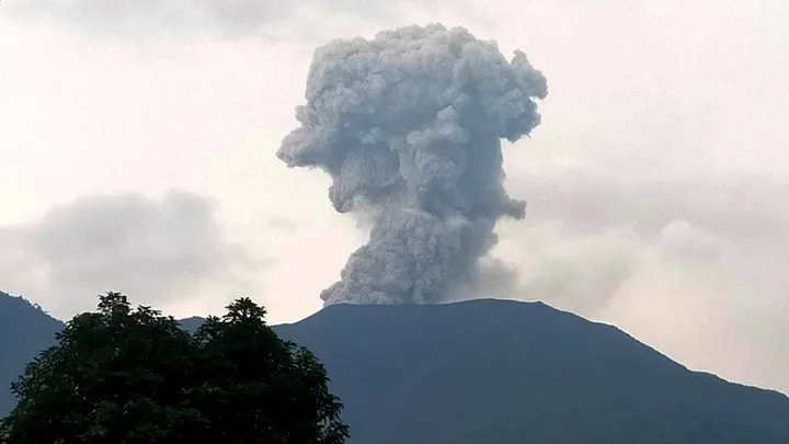 Gunung Marapi Erupsi: Kolom Abu 1600 Meter, Waspada!