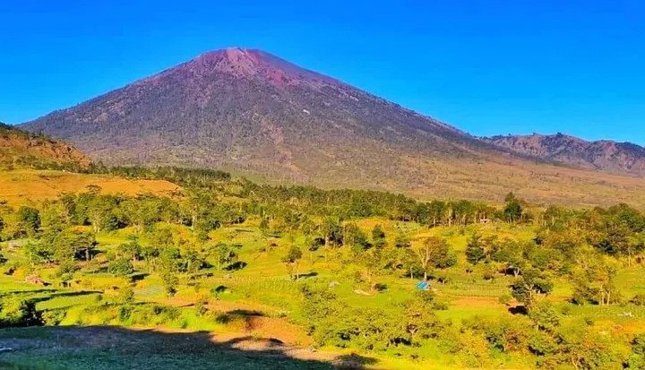 Gunung Rinjani Ditutup: Cuaca Ekstrem Ancam Wisatawan