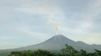 Gunung Semeru Erupsi Dahsyat: Kolom Abu 400 Meter!