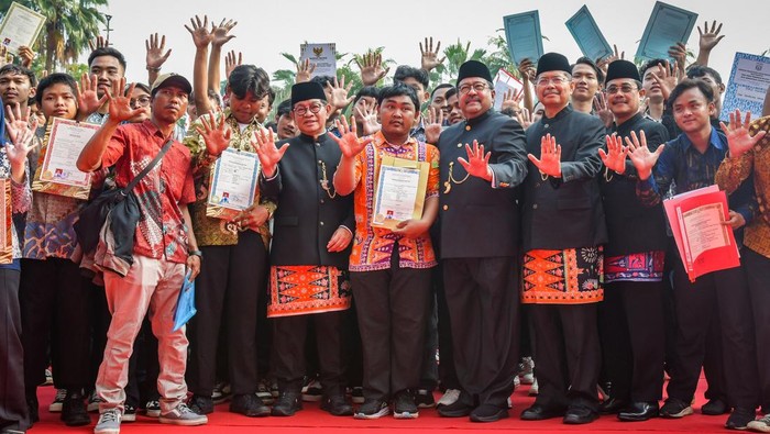 Ijazah Tertahan? 371 Warga Jakarta Akhirnya Terima di Hari Pendidikan