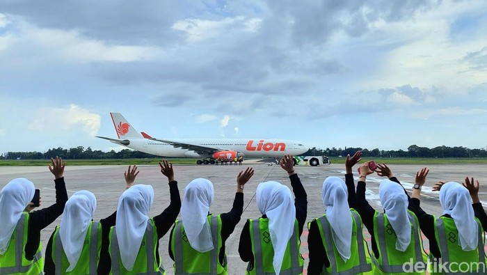 Jemaah Haji Banjarmasin: Penerbangan Perdana Menuju Tanah Suci