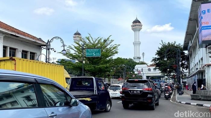 Liburan di Bandung? Asia Afrika Penuh Sesak Wisatawan!
