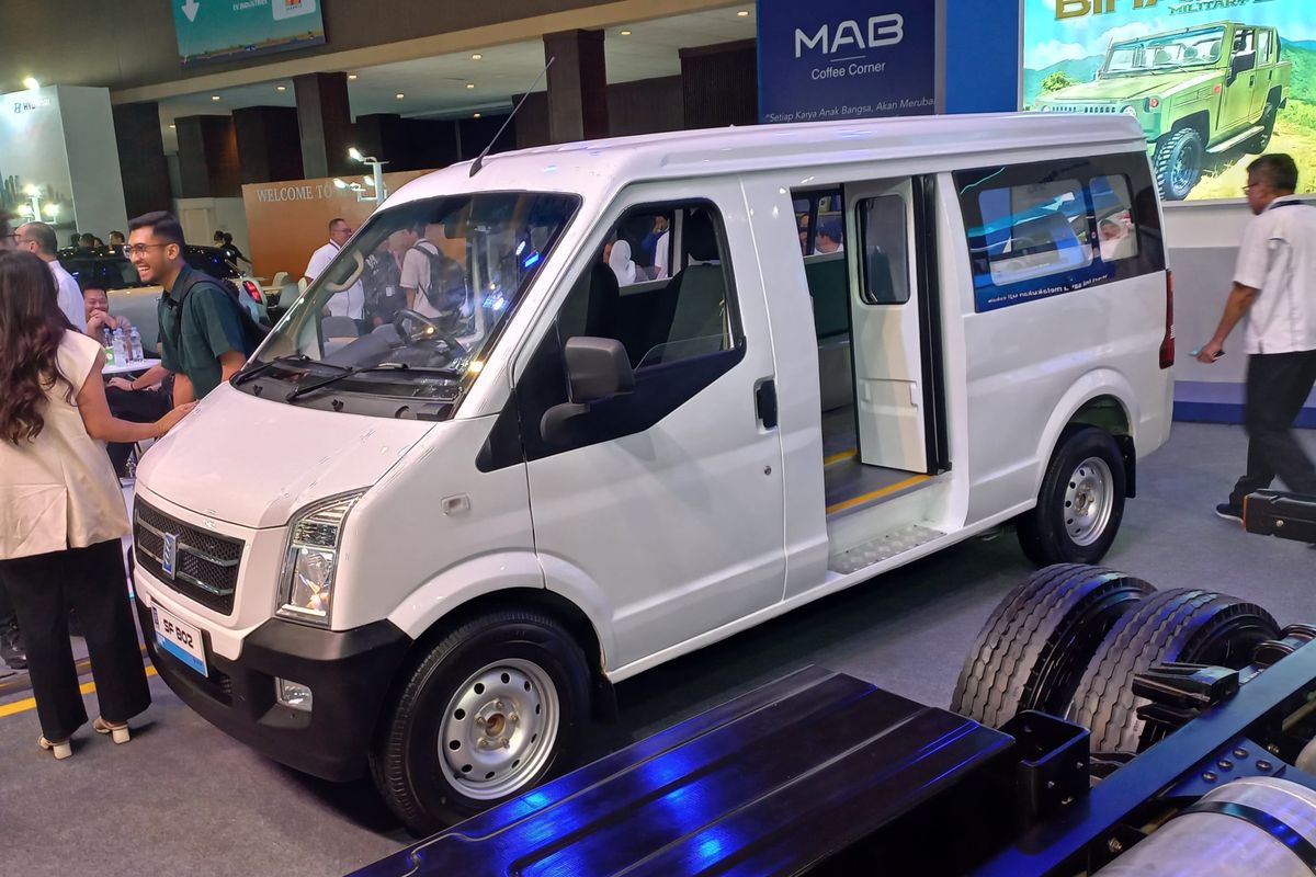 MAB Borong Ratusan Mini Van Listrik Safast di PEVS 2025