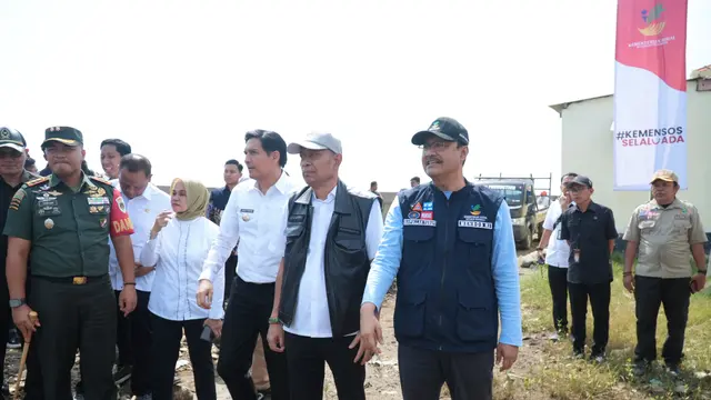 Mensos Gus Ipul Bantu Nelayan Korban Banjir Rob Eretan