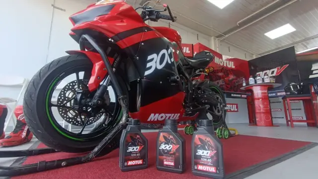 Motul 300V: Harga Terjangkau, Tenaga Mesin Meroket!