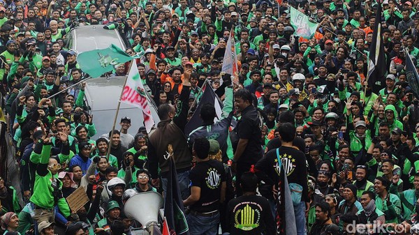 Ojol se-Indonesia Geruduk Istana: Tuntutan Mengejutkan Apa?