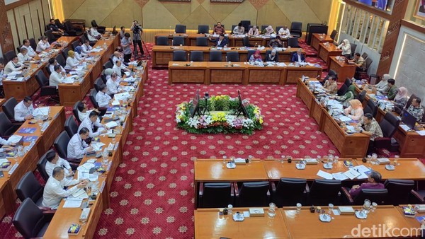 PHK Awal 2025: 24.036 Pekerja Terdampak, Menaker Laporkan ke DPR