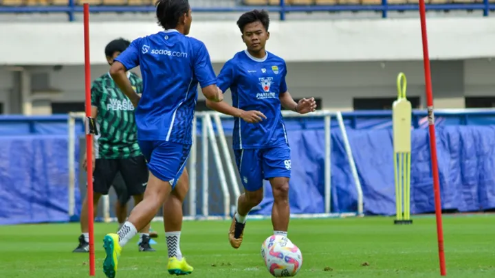 Persib Waspada! Persebaya Bangkit, Duel Sengit Liga 1