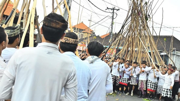 Pesona Mekotek: Tradisi Unik Hari Raya Kuningan Bali