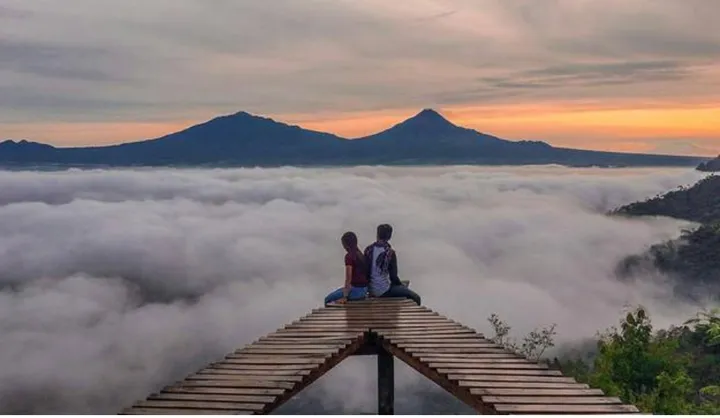 Punthuk Setumbu: Saksikan Keajaiban Fajar di Negeri Atas Awan