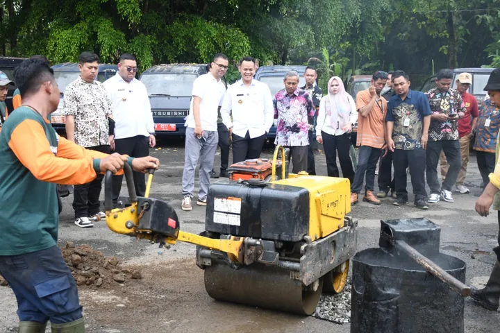 Purbalingga Perbaiki Jalan: Teknik Patching Bareng Bro Ron