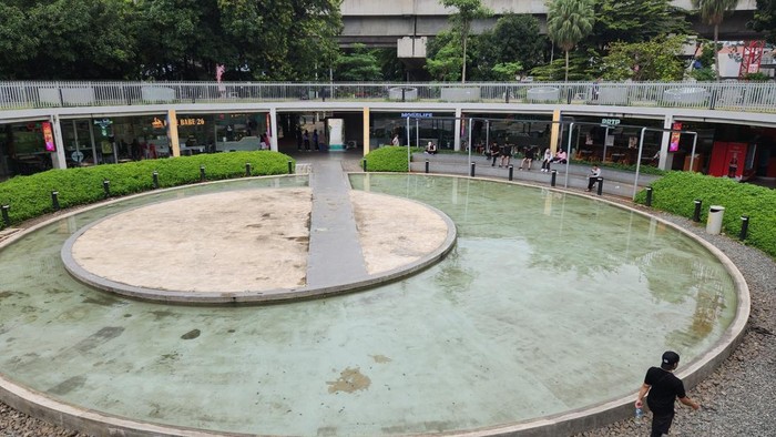 Rahasia Tersembunyi Blok M: Kisah Dua Wajah Pengunjungnya