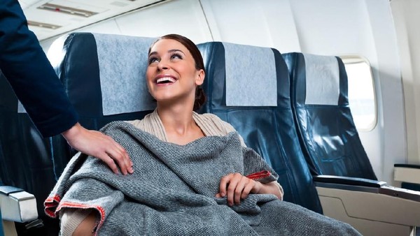 Selimut Pesawat Gratis? Pramugari Ungkap Rahasia Pilih & Rasakan