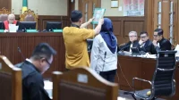 Sidang Hasto: Pengakuan Mengejutkan, Harun Masiku Gantikan Riezky?