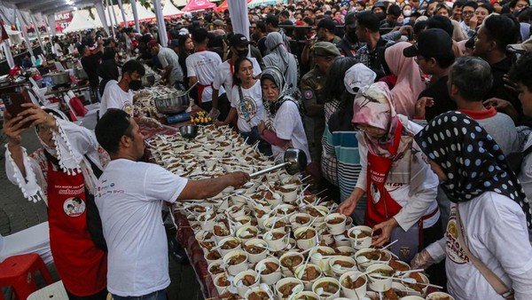 Soto Vaganza Semarang: Rekor MURI 4.478 Porsi Gratis!