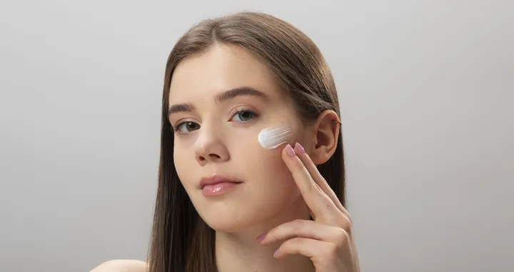 Sunscreen Malam Hari: Perlukah? Manfaat & Fakta Lengkapnya