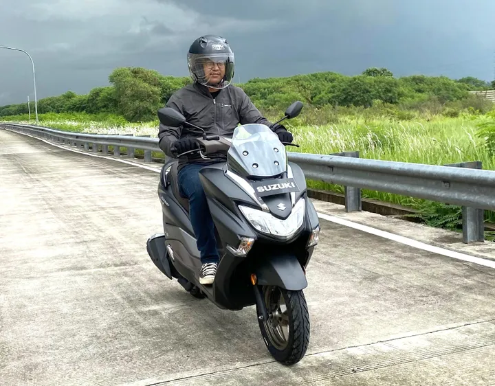 Suzuki Burgman Street 125EX: Skuter Ojol Nyaman, Suspensi Anti-Guncangan