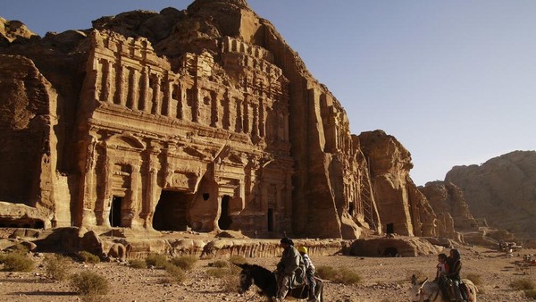 Tragedi Petra: Banjir Bandang Renggut Nyawa Ibu dan Anak
