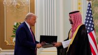 Trump-MBS Jabat Tangan: Kesepakatan Raksasa $600 Miliar AS