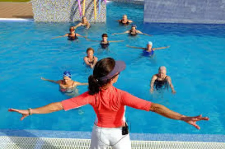 Turunkan Berat Badan Efektif? Coba Aerobik Air, Ramah Sendi!