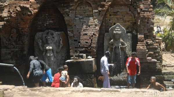 Wisatawan Nekat! Abaikan Ritual Suci Demi Foto Instagramable