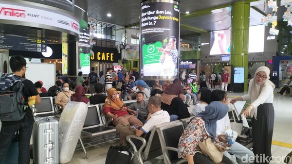 10 Stasiun Kereta Api Indonesia: Destinasi Wajib Turis Asing