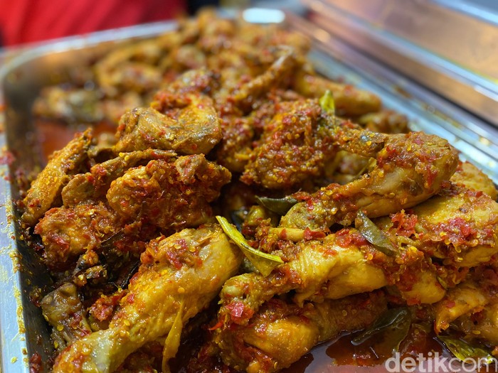 5 Nasi Ayam Legendaris Blok M: Goreng, Pop, & Lebih!