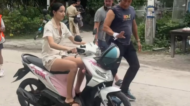 Gaya Anggun Lisa BLACKPINK Naik Honda BeAT: Pesona Tak Tertandingi!