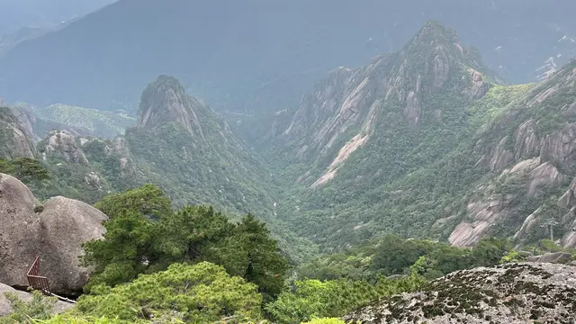 Jelajahi Huangshan: Puncak Gunung, Desa Hongcun, Warisan UNESCO