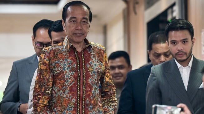 Jokowi Kunjungi Polda Metro Jaya: Misteri Pajak Innova Belum Terbayar?