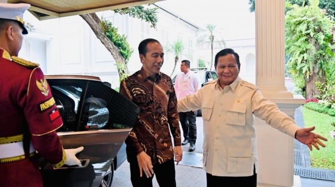 Jokowi & Prabowo Buka Puasa: Sederhana Tapi Naik BMW iX?