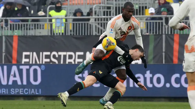 Manchester United Incar Bek Roma: Rebutan Sengit 3 Klub Raksasa