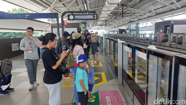 Petualangan Jakarta: 7 Tips Naik Transportasi Umum Bareng Si Kecil