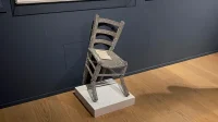 Pria Hancurkan Kursi Kristal Van Gogh: Foto Viral dari Italia