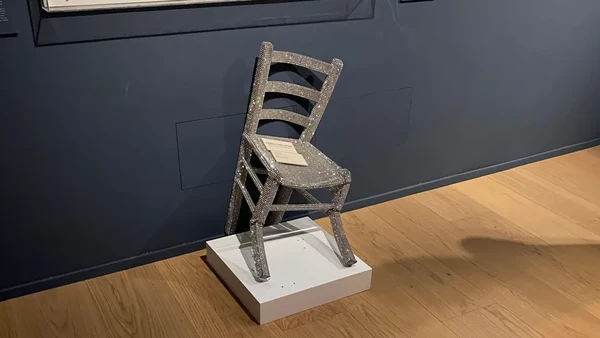 Pria Hancurkan Kursi Kristal Van Gogh: Foto Viral dari Italia