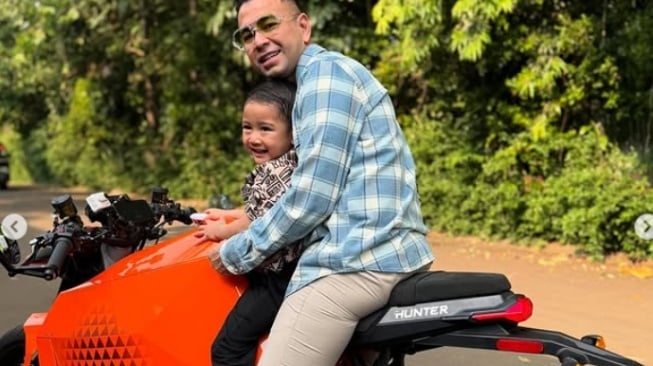 Raffi Ahmad Punya Motor Listrik Tercepat: 0-100 Km/Jam 3 Detik!