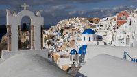 Santorini Sepi Musim Panas Ini: Akibat Gempa Awal Tahun?