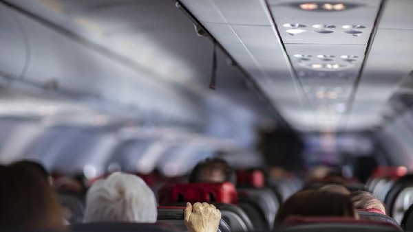 Takut Turbulensi Pesawat? 6 Tips Aman Terbang Anti Panik