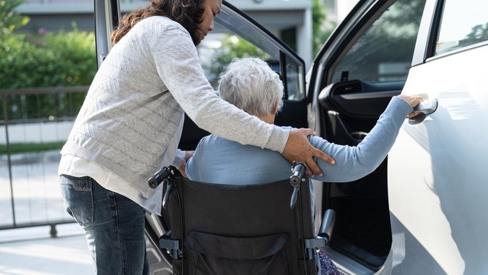 Tips Mudik Aman & Nyaman: Bawa Lansia Tercinta Tanpa Risiko